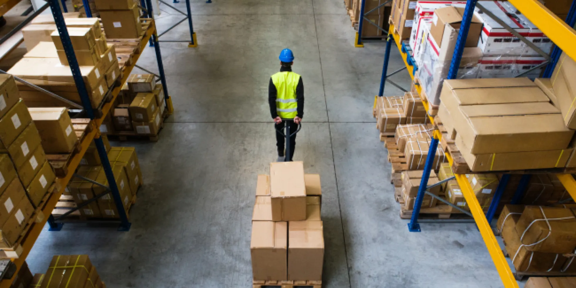 Foto van een werknemer in een distributiecentrum